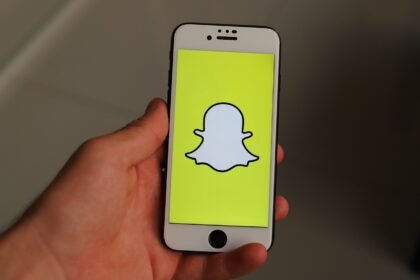 iphone, smartphone, social media, phone, mobile phone, icon, display, app, social networks, internet, social, snapchat, snapchat, snapchat, snapchat, snapchat, snapchat